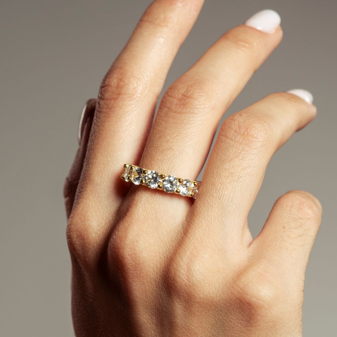 Vania | Anillo alianza de piedras grandes