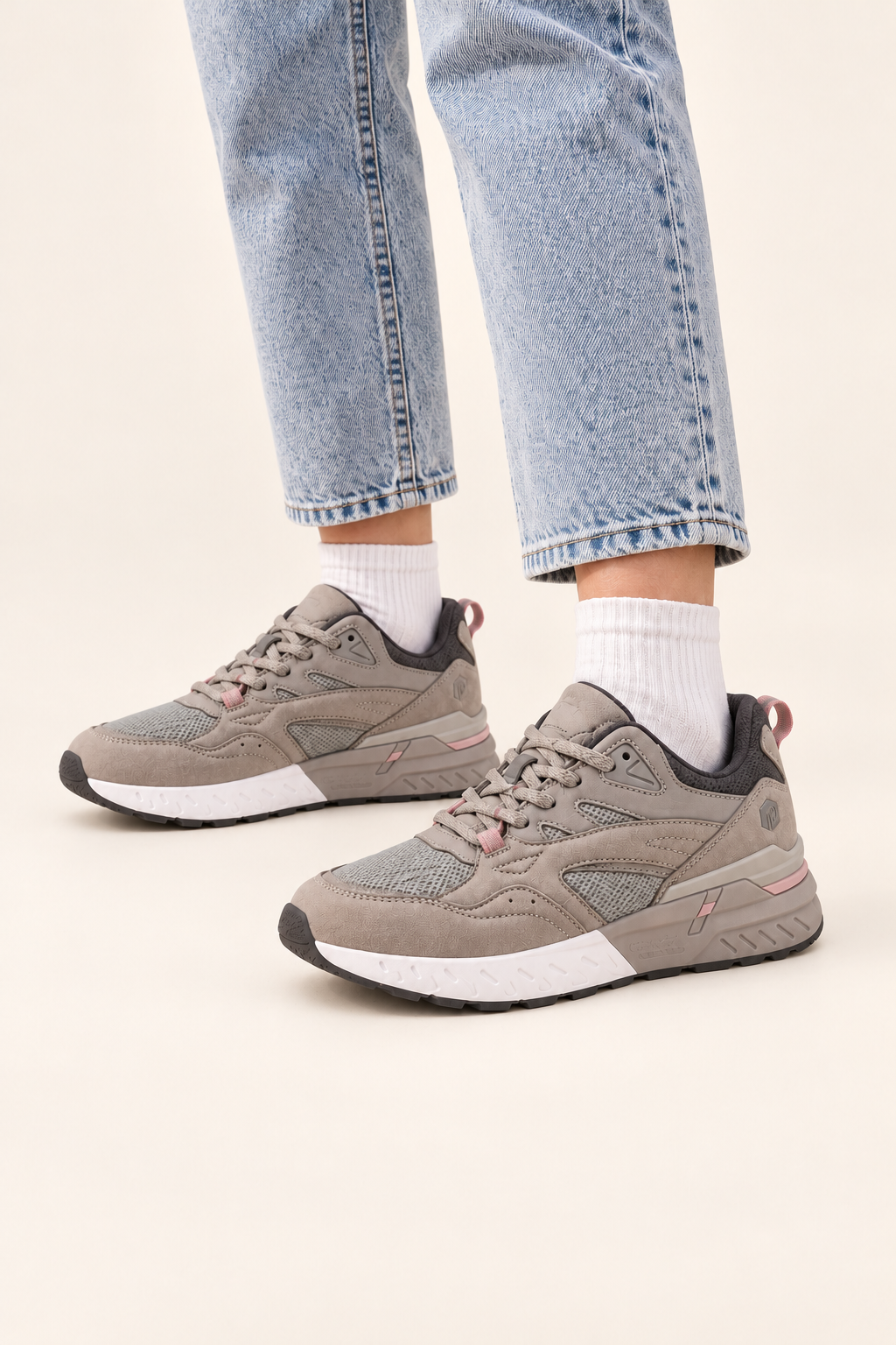 Zapatillas Urban Rebound V9 de mujer en Caramel Mocha — vista puesta de rodillas hacia abajo sobre fondo oficial