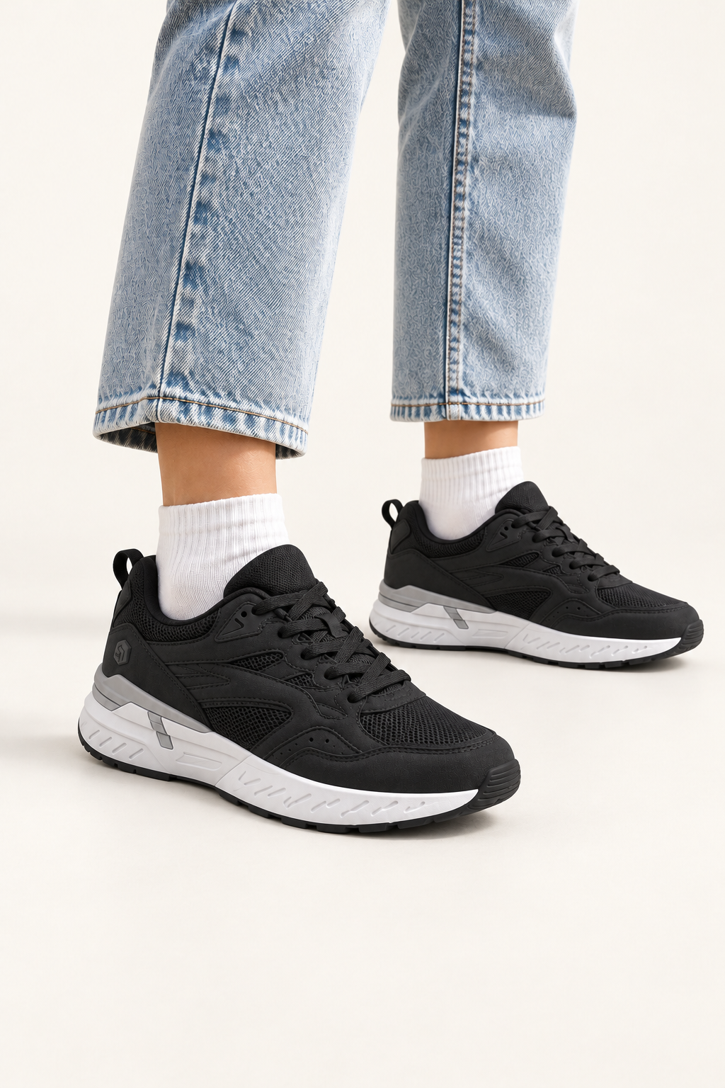 Zapatillas Urban Rebound V9 de mujer en Jet Black — vista puesta de rodillas hacia abajo sobre fondo oficial