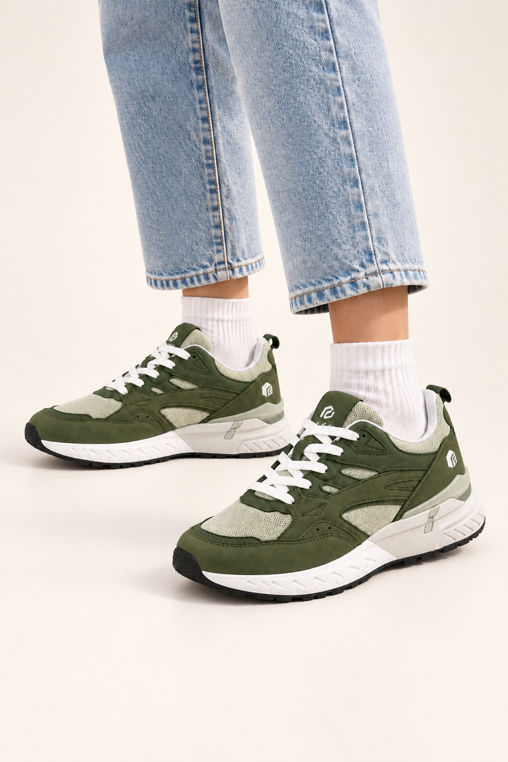Zapatillas Urban Rebound V9 de mujer en Olive Green — vista puesta de rodillas hacia abajo sobre fondo oficial