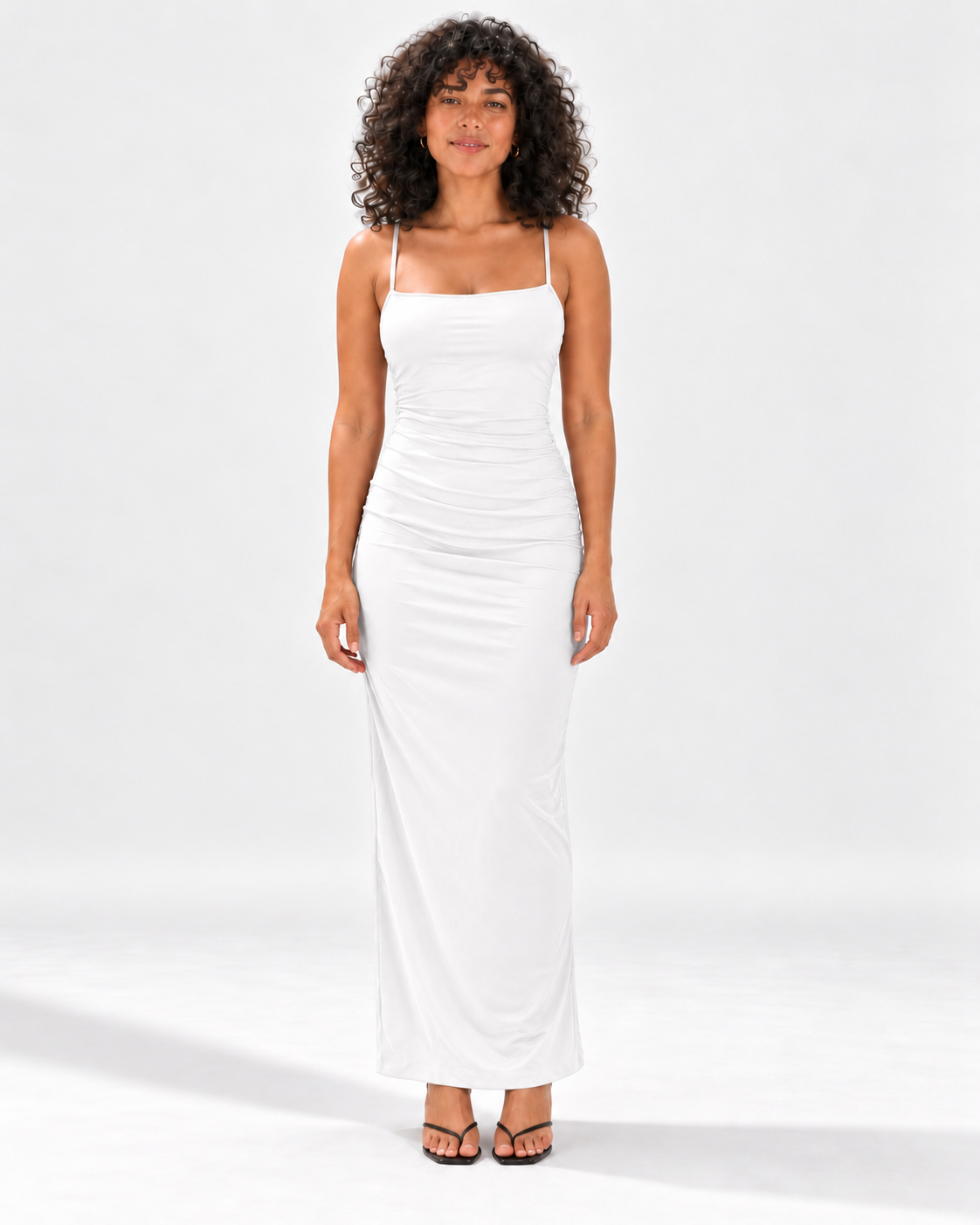 Vestido Alma Fit blanco con modelo 3 - frontal