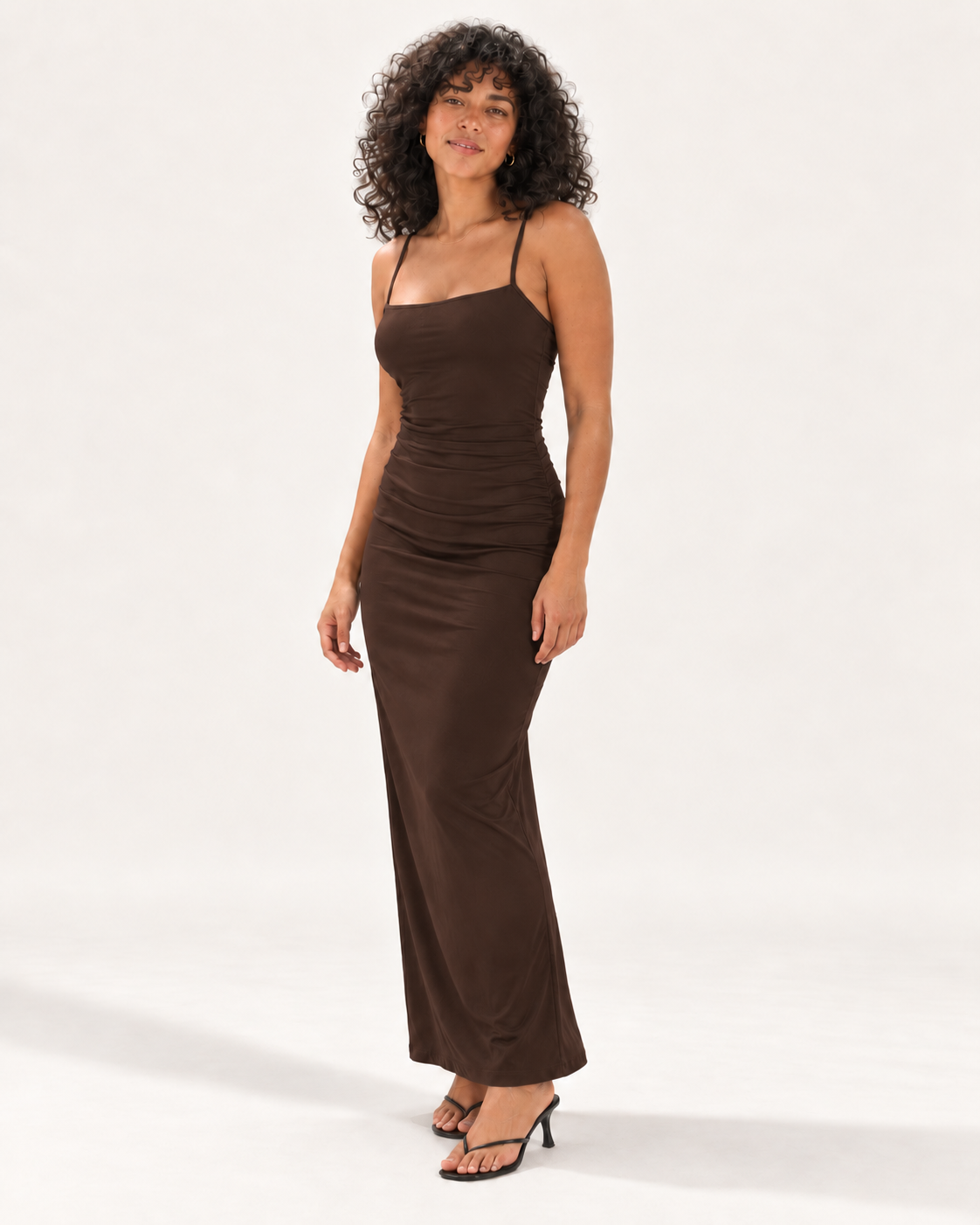 Vestido Alma Fit marrón con modelo 3 - vista 45 grados