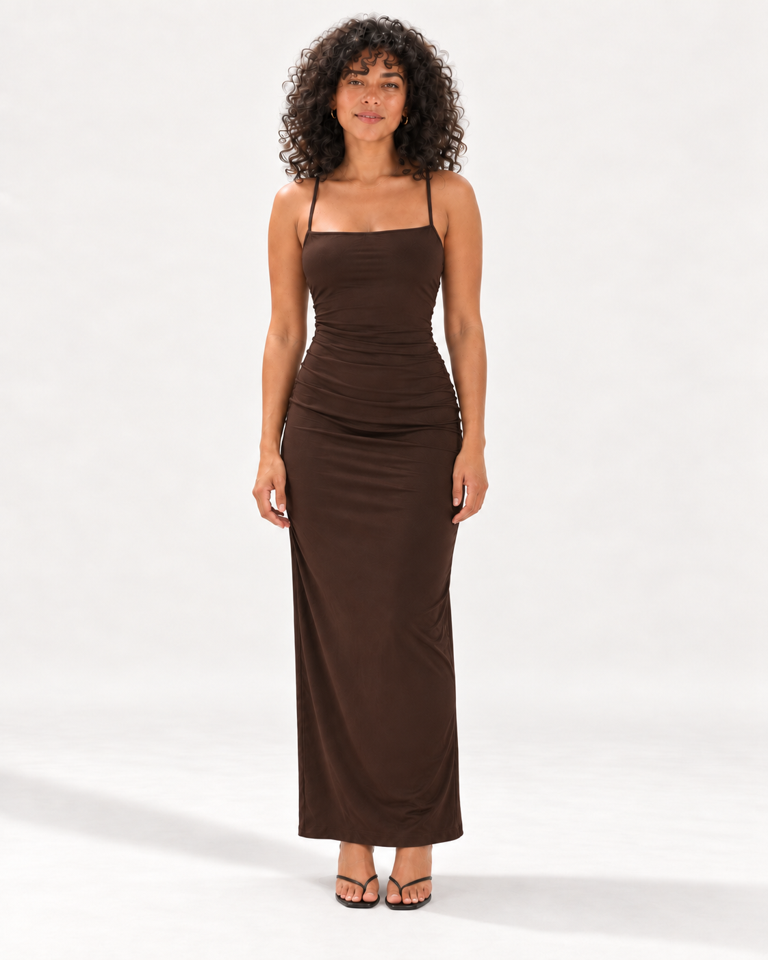 Vestido Alma Fit marrón con modelo 3 - frontal