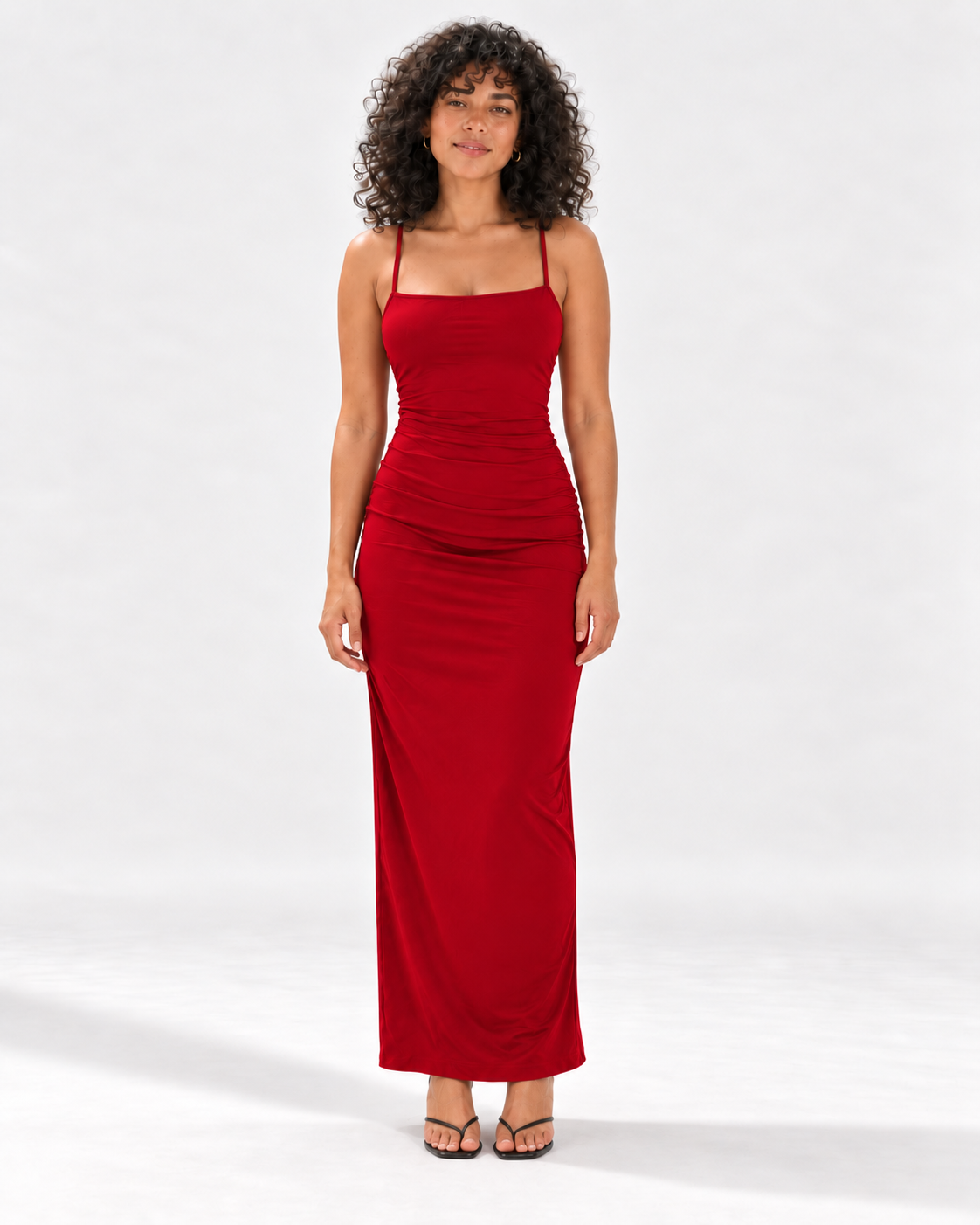 Vestido Alma Fit rojo con modelo 3 - frontal