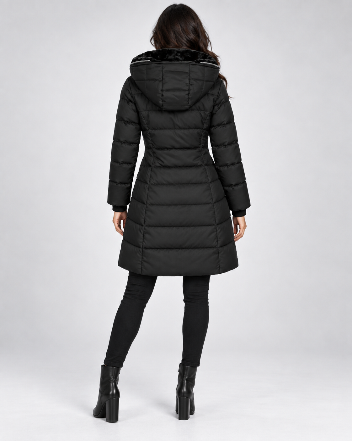 Abrigo Verona Long Puffer negro con modelo, espalda