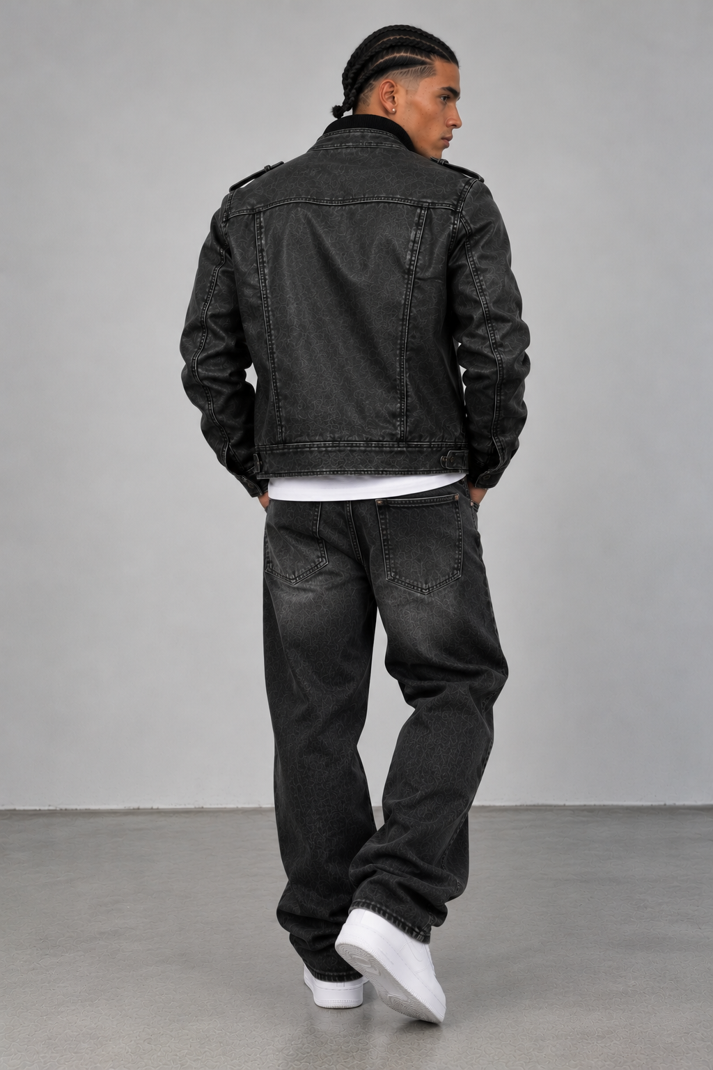 Chaqueta Asfalto negra modelo trasera