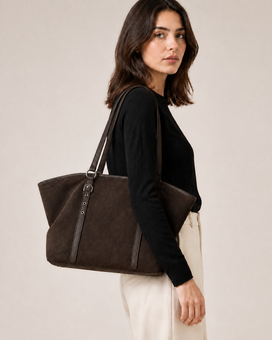 Bolso Tote Efecto Ante con Correas — modelo detalle