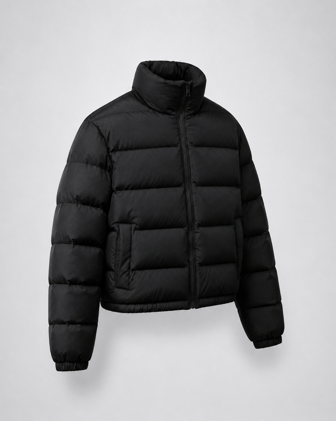 Chaqueta acolchada corta de cuello alto negra, prenda vista 45 grados