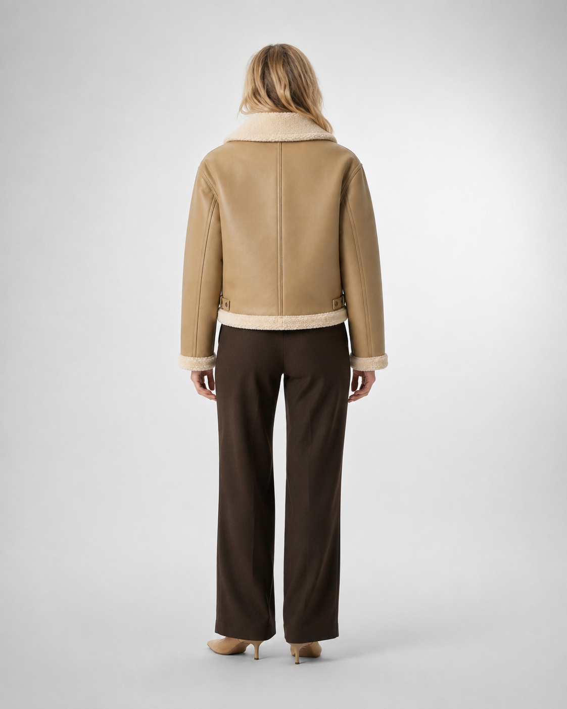 Chaqueta aviadora efecto piel con borreguito beige, con modelo oficial, espalda