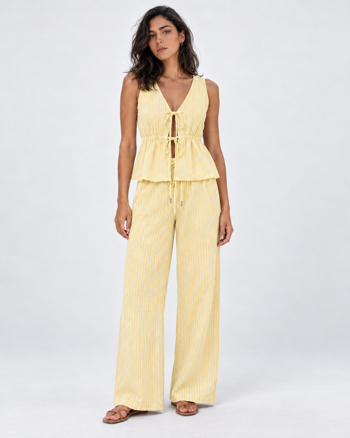 Conjunto Rayas Riviera amarillo pastel — modelo de frente