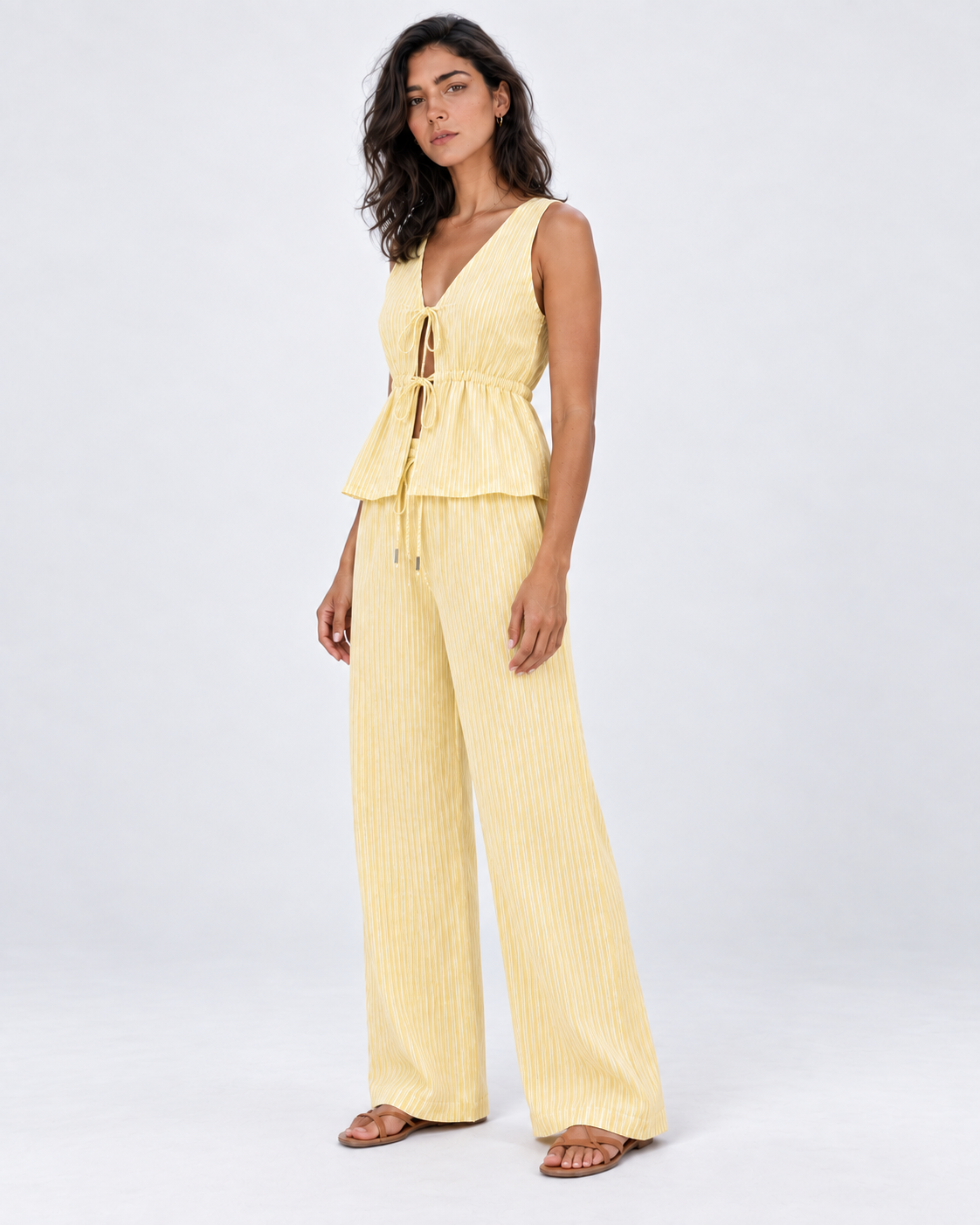 Conjunto Rayas Riviera amarillo pastel — modelo en vista 45 grados