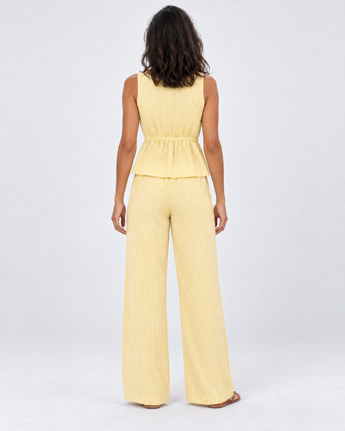 Conjunto Rayas Riviera amarillo pastel — modelo de espalda