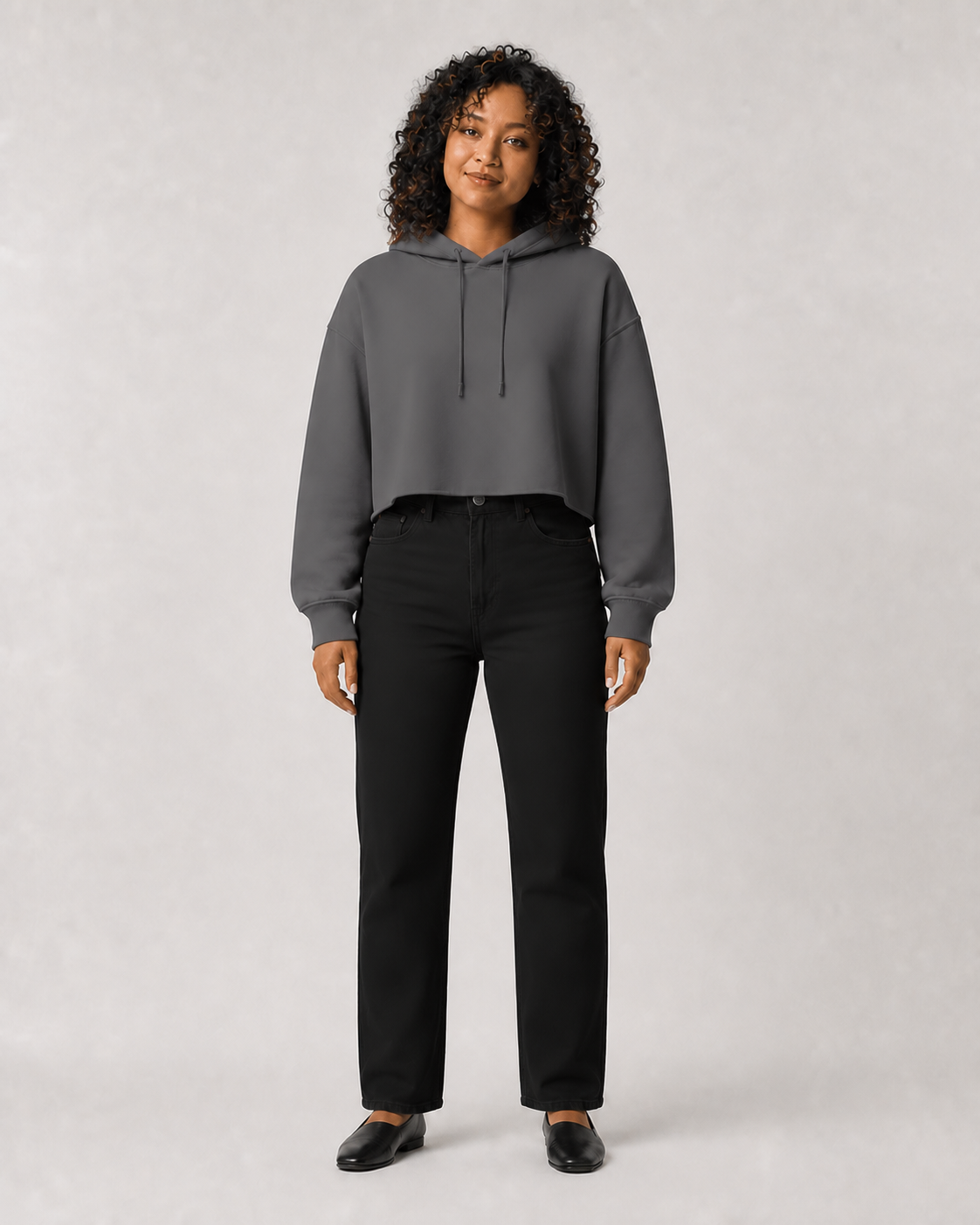 Sudadera Cropped en gris Storm — con modelo de frente