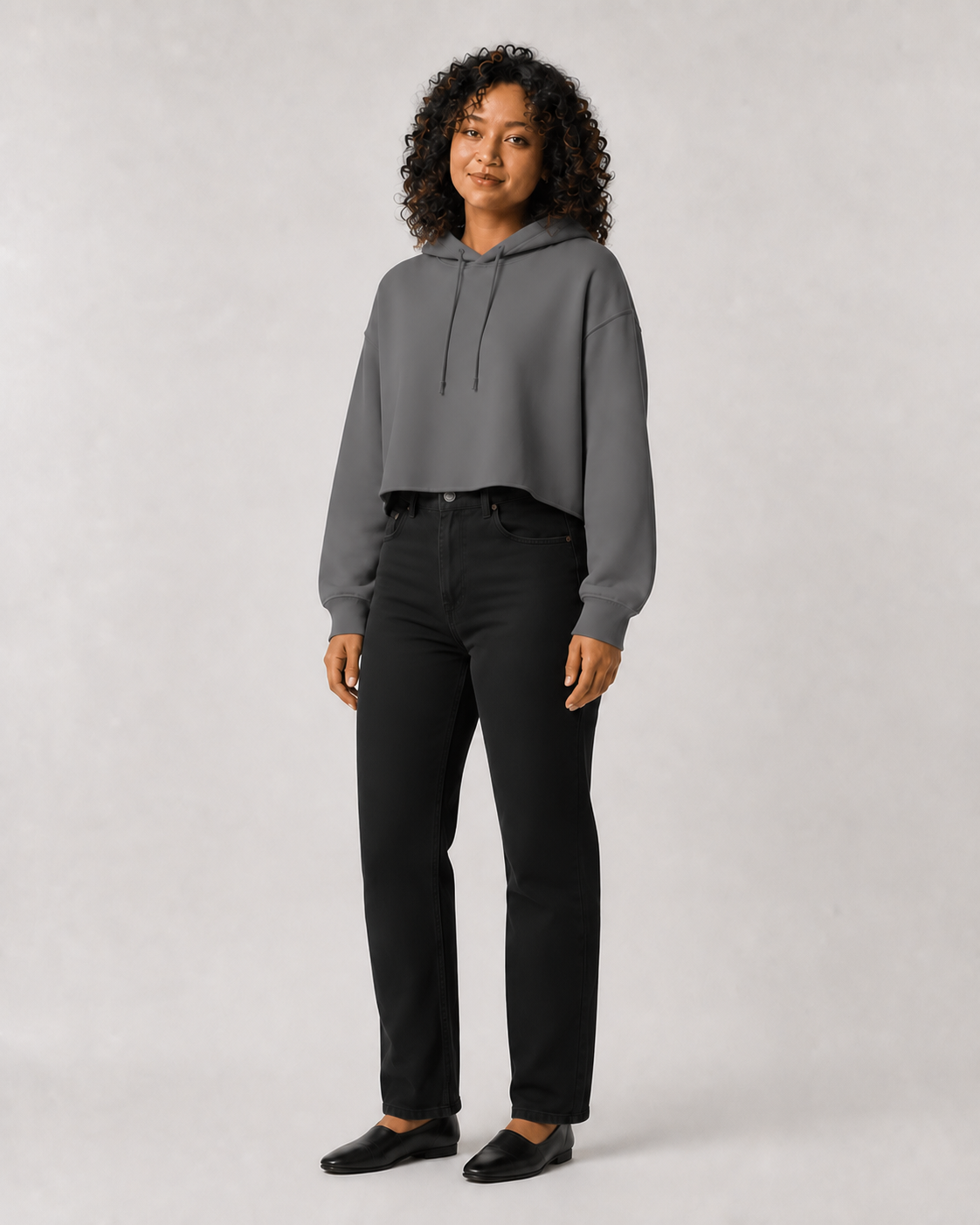 Sudadera Cropped en gris Storm — con modelo de tres cuartos