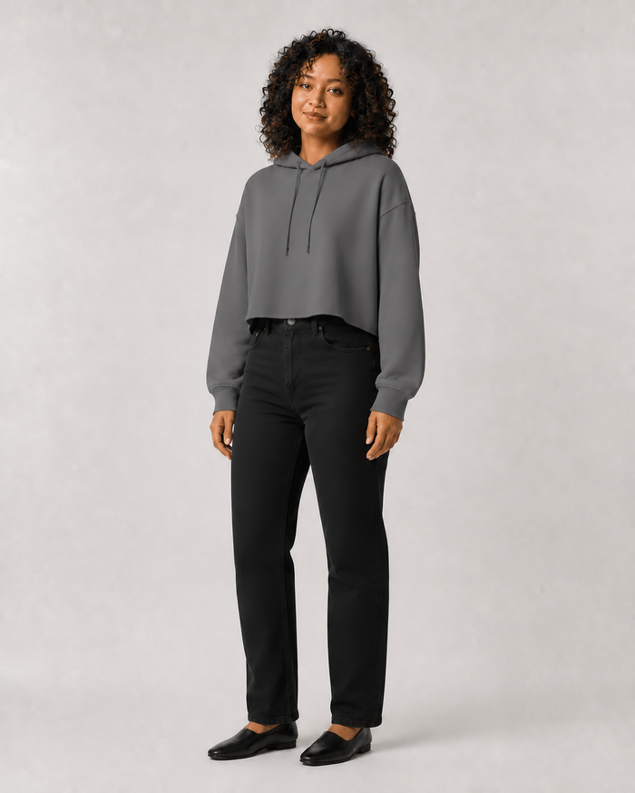 Sudadera Cropped en gris Storm — con modelo de tres cuartos