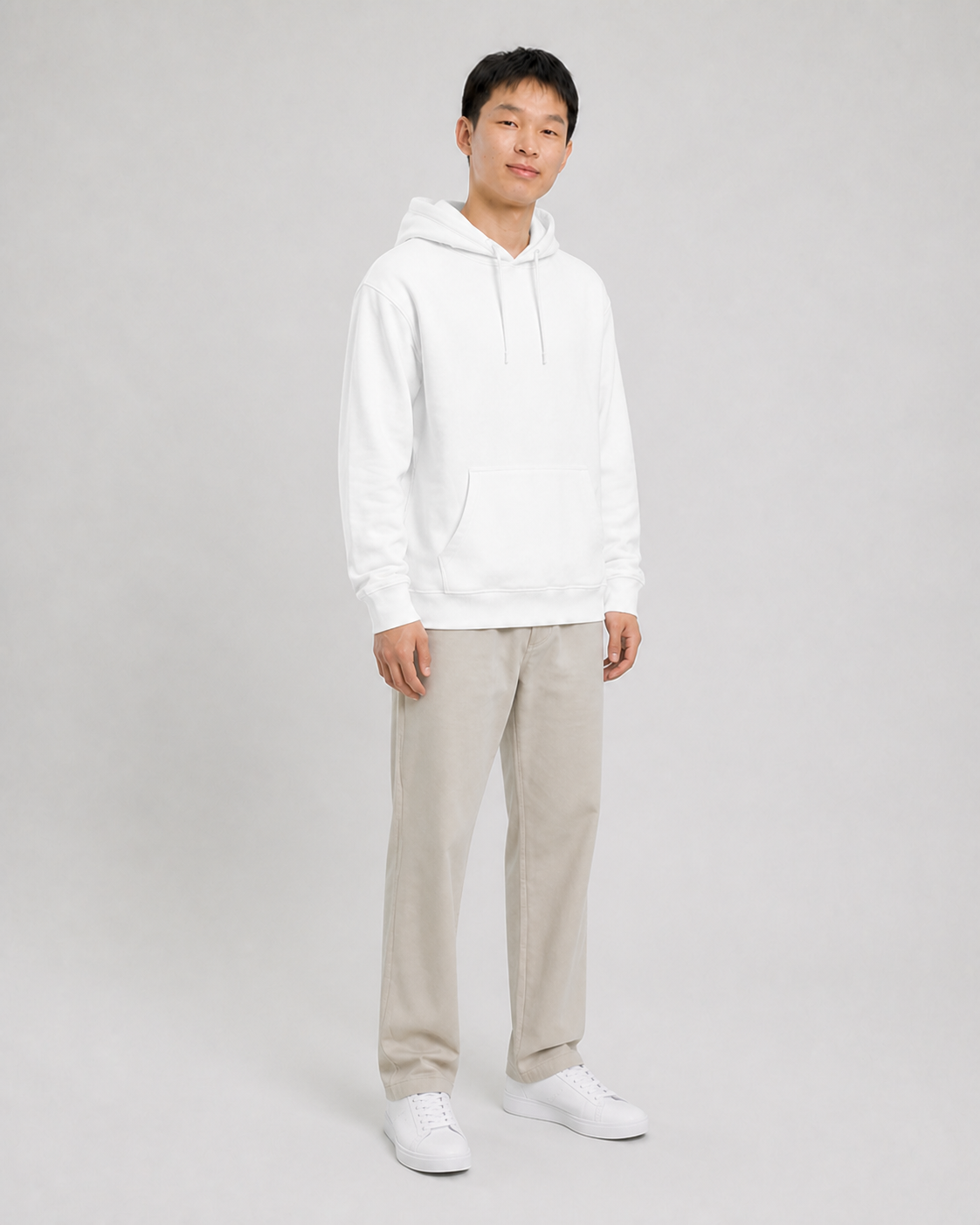 Sudadera Midweight Essential en blanco — con modelo de tres cuartos