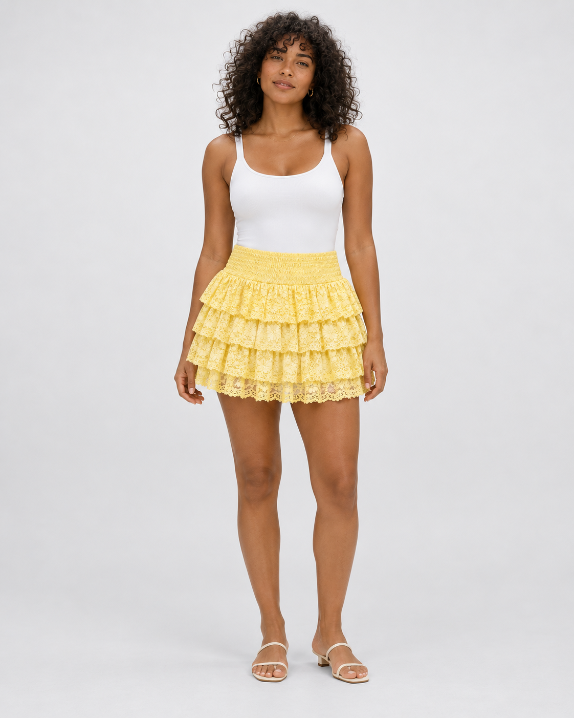 Falda Amelie Lace amarillo pastel con modelo — vista frontal