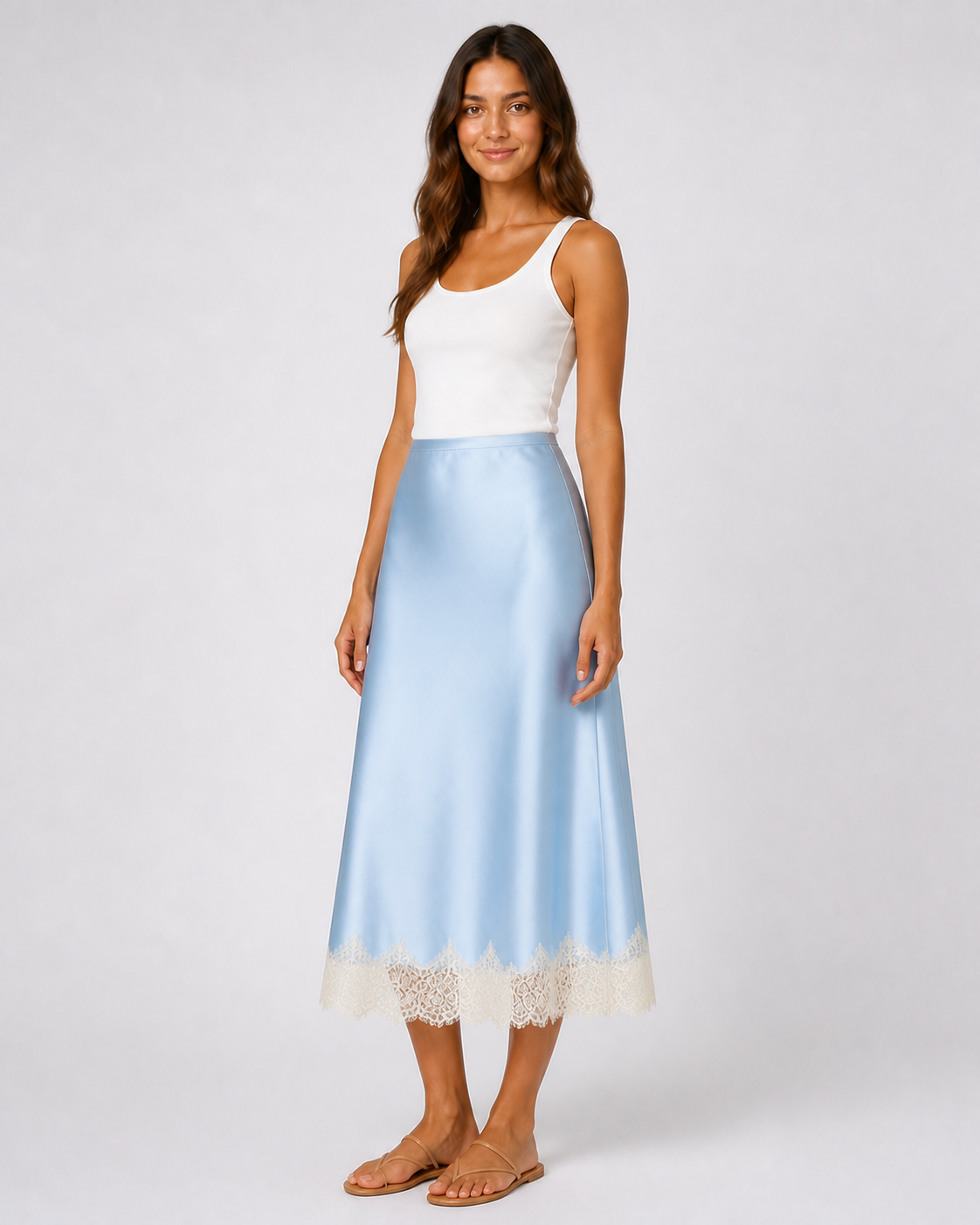 Falda Satinada con Bajo de Encaje · azul cielo · modelo a 45 grados