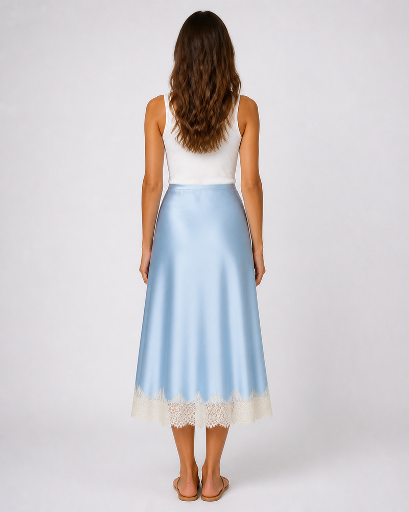 Falda Satinada con Bajo de Encaje · azul cielo · modelo de espalda