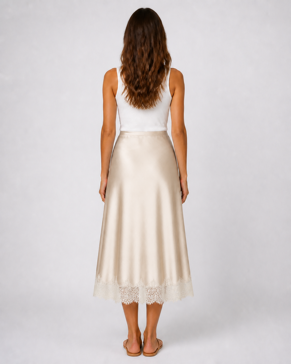 Falda Satinada con Bajo de Encaje · beige · modelo de espalda