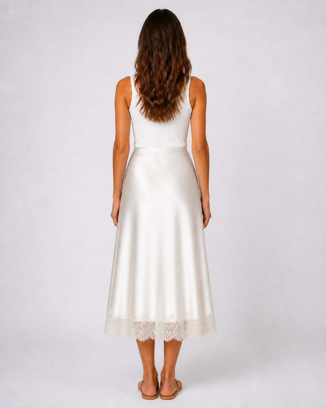 Falda Satinada con Bajo de Encaje · blanco · modelo de espalda