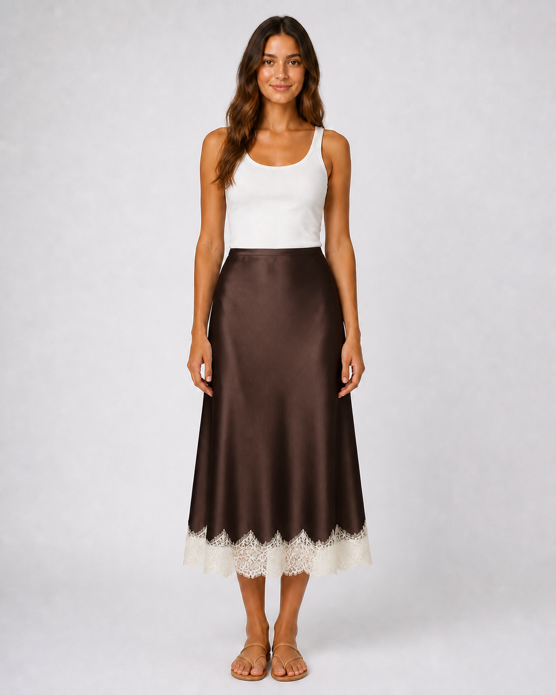 Falda Satinada con Bajo de Encaje · marron · modelo frontal