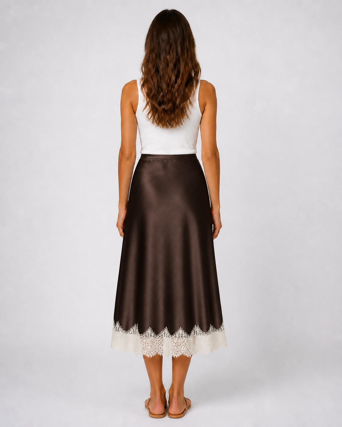 Falda Satinada con Bajo de Encaje · marron · modelo de espalda