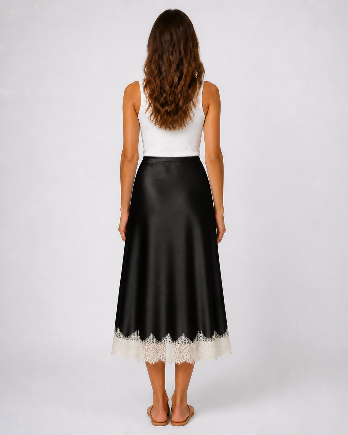 Falda Satinada con Bajo de Encaje · negro · modelo de espalda