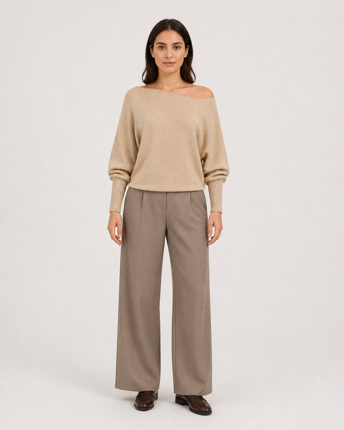 Jersey beige de punto con escote barco — vista frontal con modelo