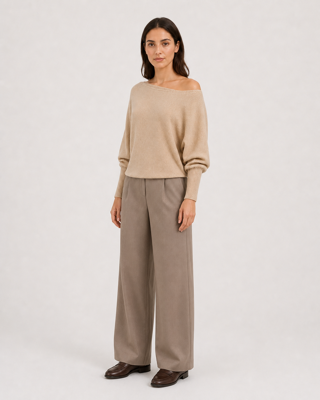 Jersey beige de punto con escote barco — vista de tres cuartos con modelo
