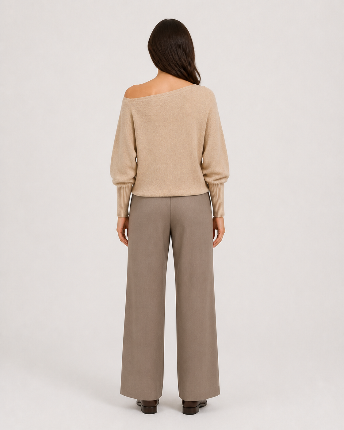 Jersey beige de punto con escote barco — espalda con modelo