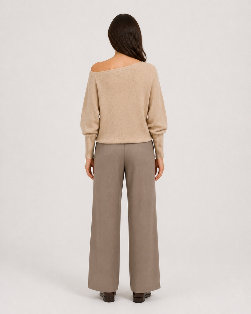 Jersey beige de punto con escote barco — espalda con modelo
