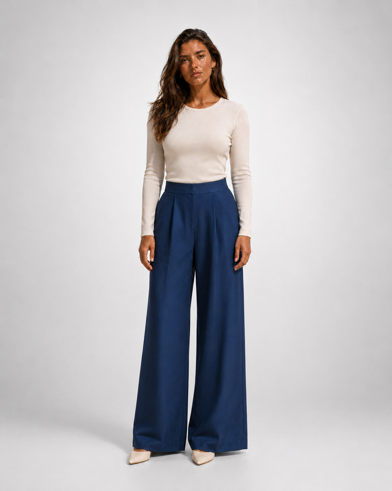 Pantalón amplio de pinzas azul, con modelo oficial, frontal
