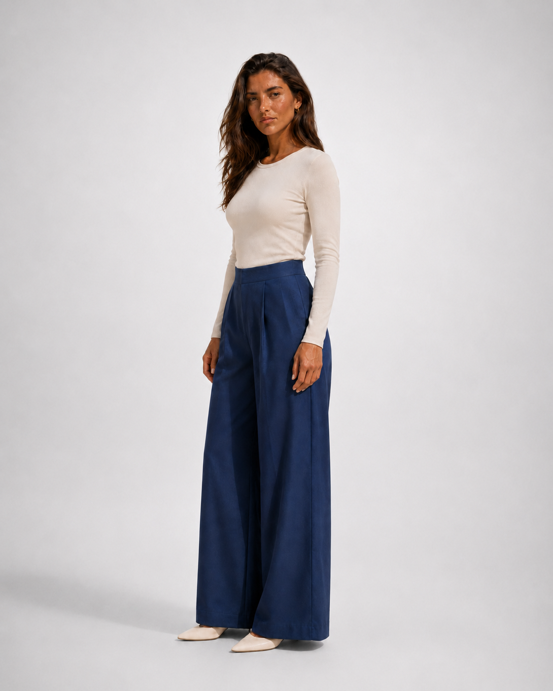 Pantalón amplio de pinzas azul, con modelo oficial, vista 45 grados