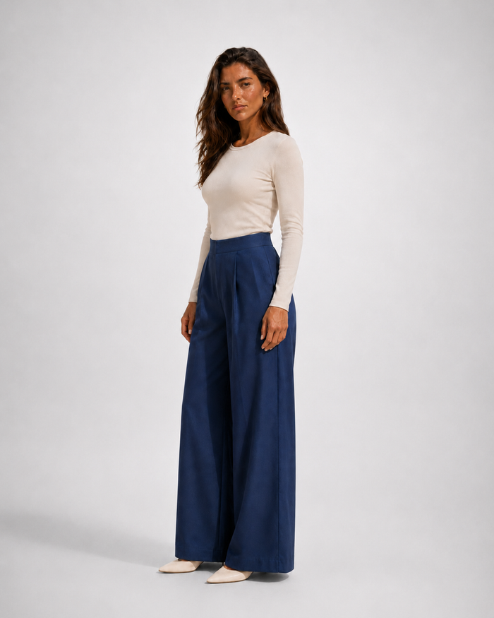 Pantalón amplio de pinzas azul, con modelo oficial, vista 45 grados
