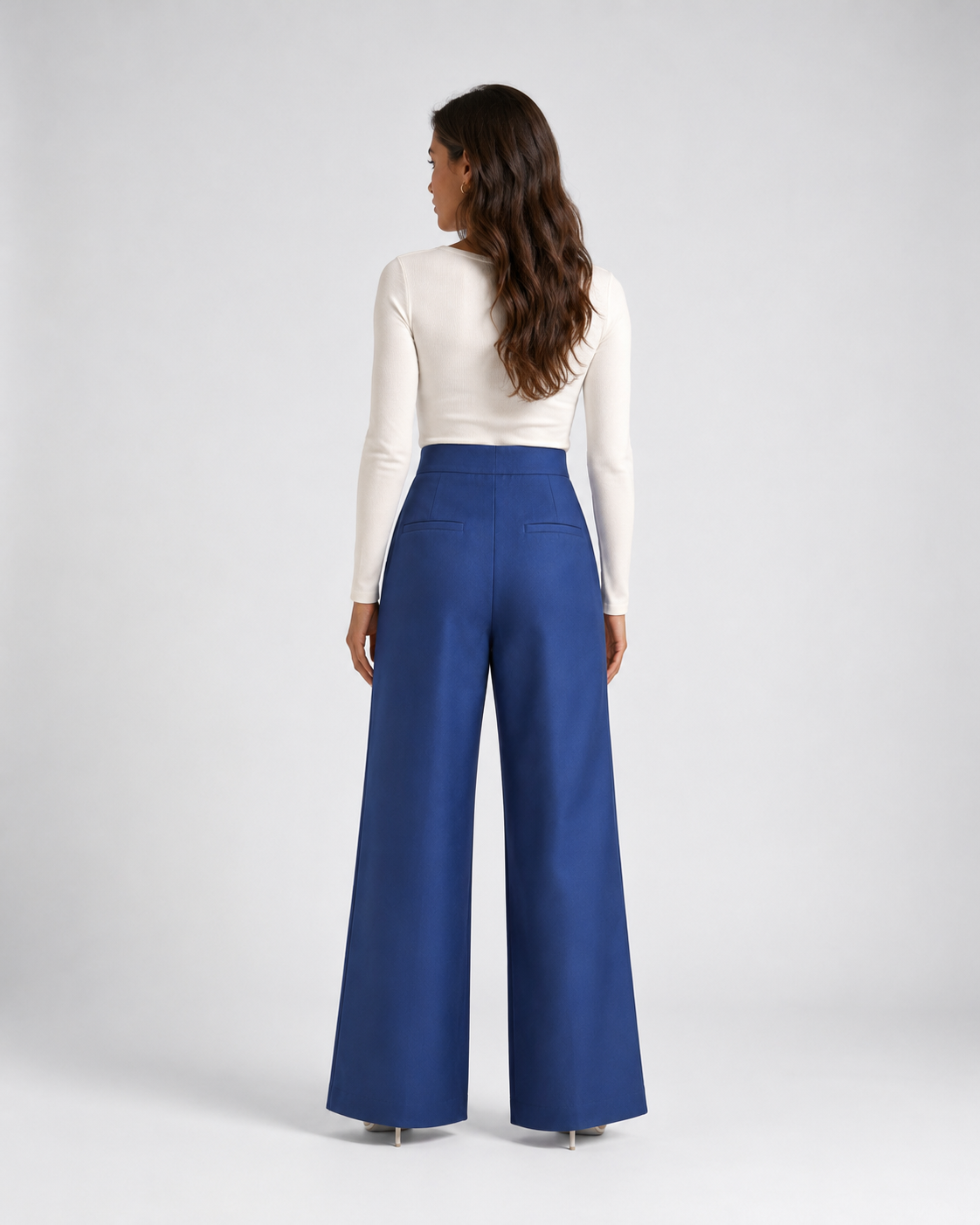 Pantalón amplio de pinzas azul, con modelo oficial, espalda