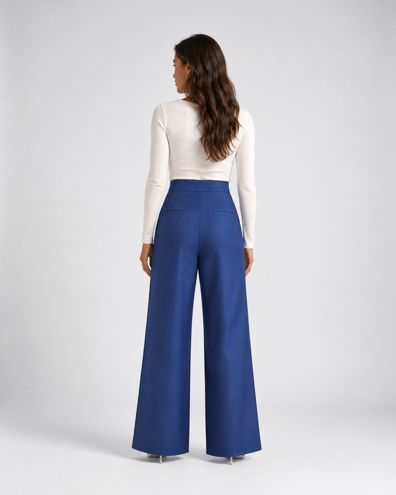 Pantalón amplio de pinzas azul, con modelo oficial, espalda