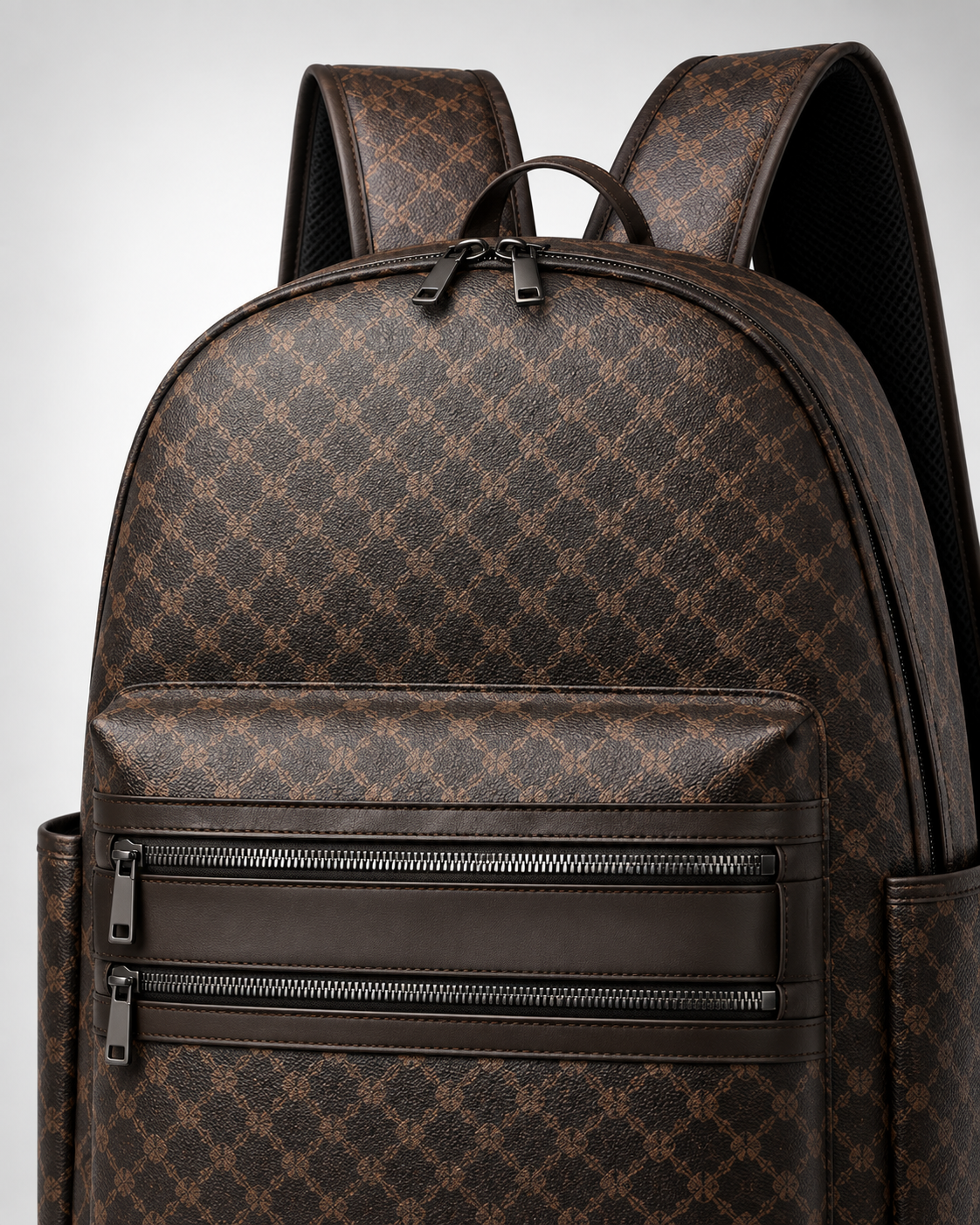 Signature Travel Backpack marrón - detalle de estampado y cremalleras