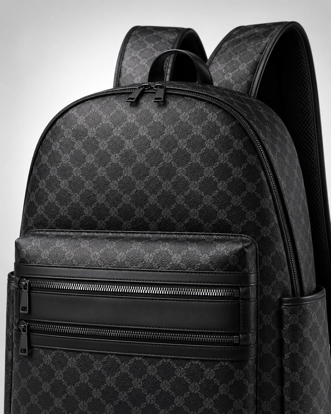 Signature Travel Backpack negro - detalle de estampado y cremalleras