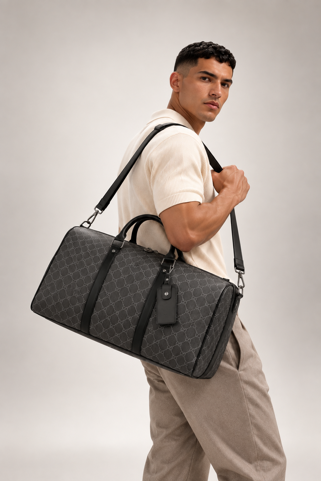 Signature Travel Bag con Modelo 2 a 45 grados