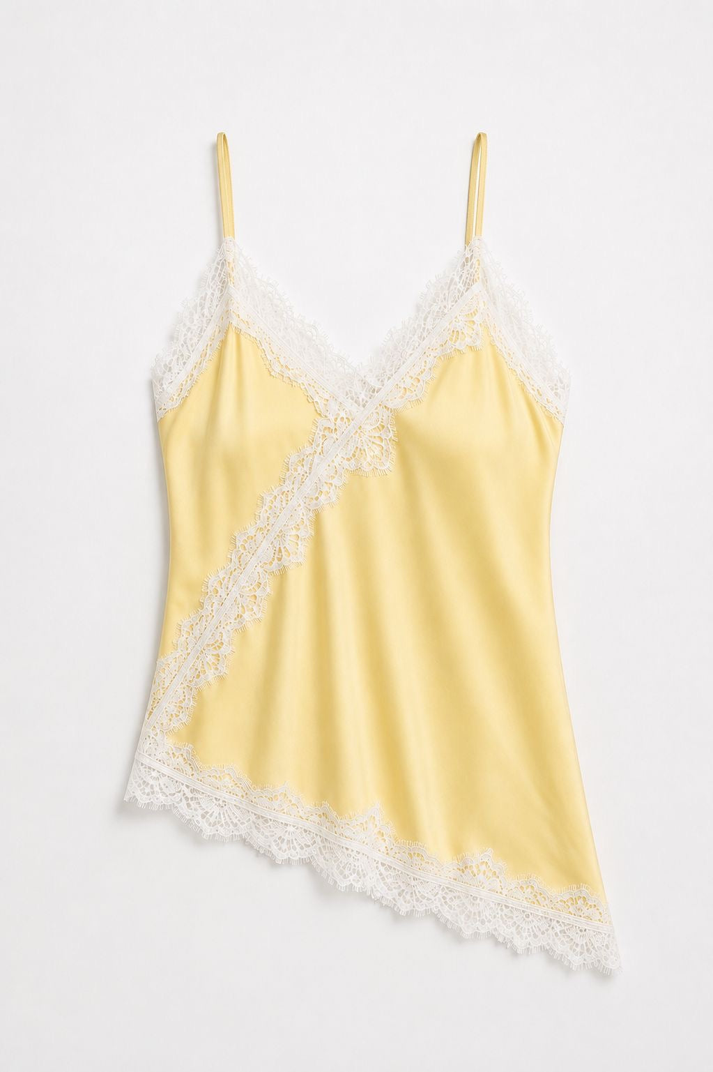 Top asimétrico satinado con encaje amarillo, prenda vista de frente