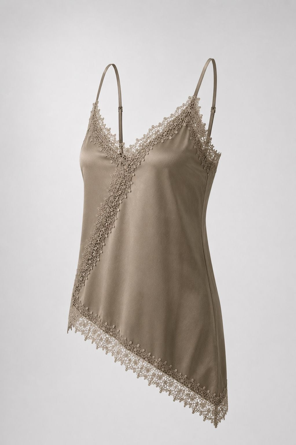 Top asimétrico satinado con encaje caqui / taupe, prenda vista de tres cuartos