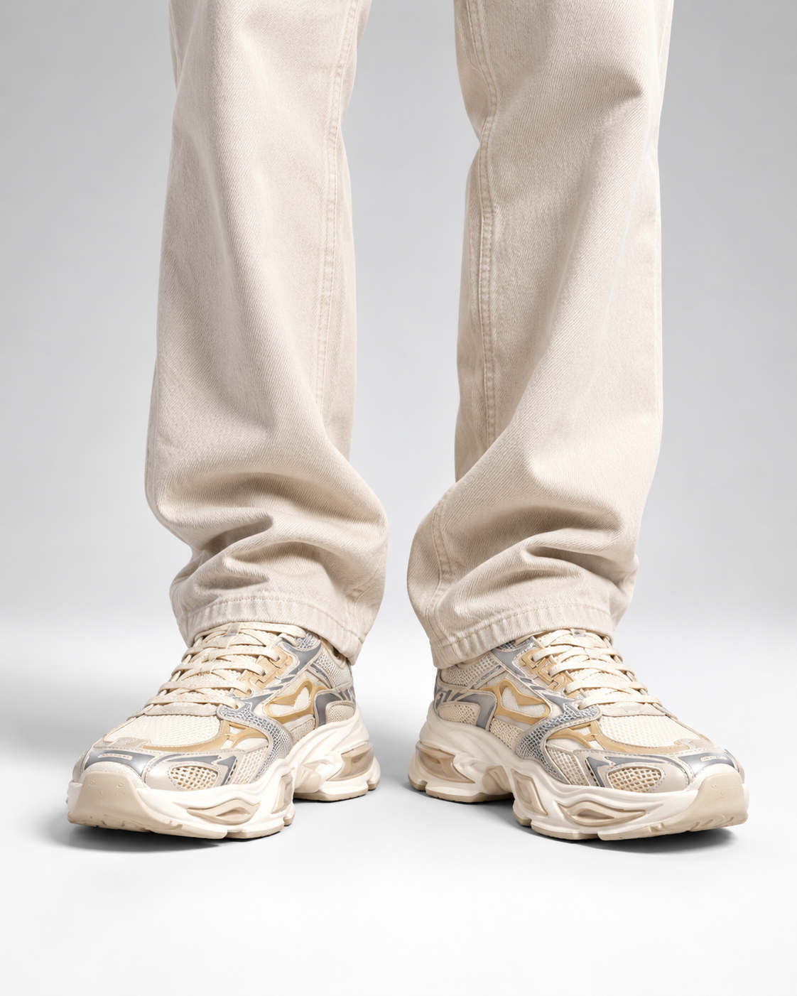 Urban Motion Sneakers beige - modelo frontal de rodilla para abajo [vrs-color:beige]