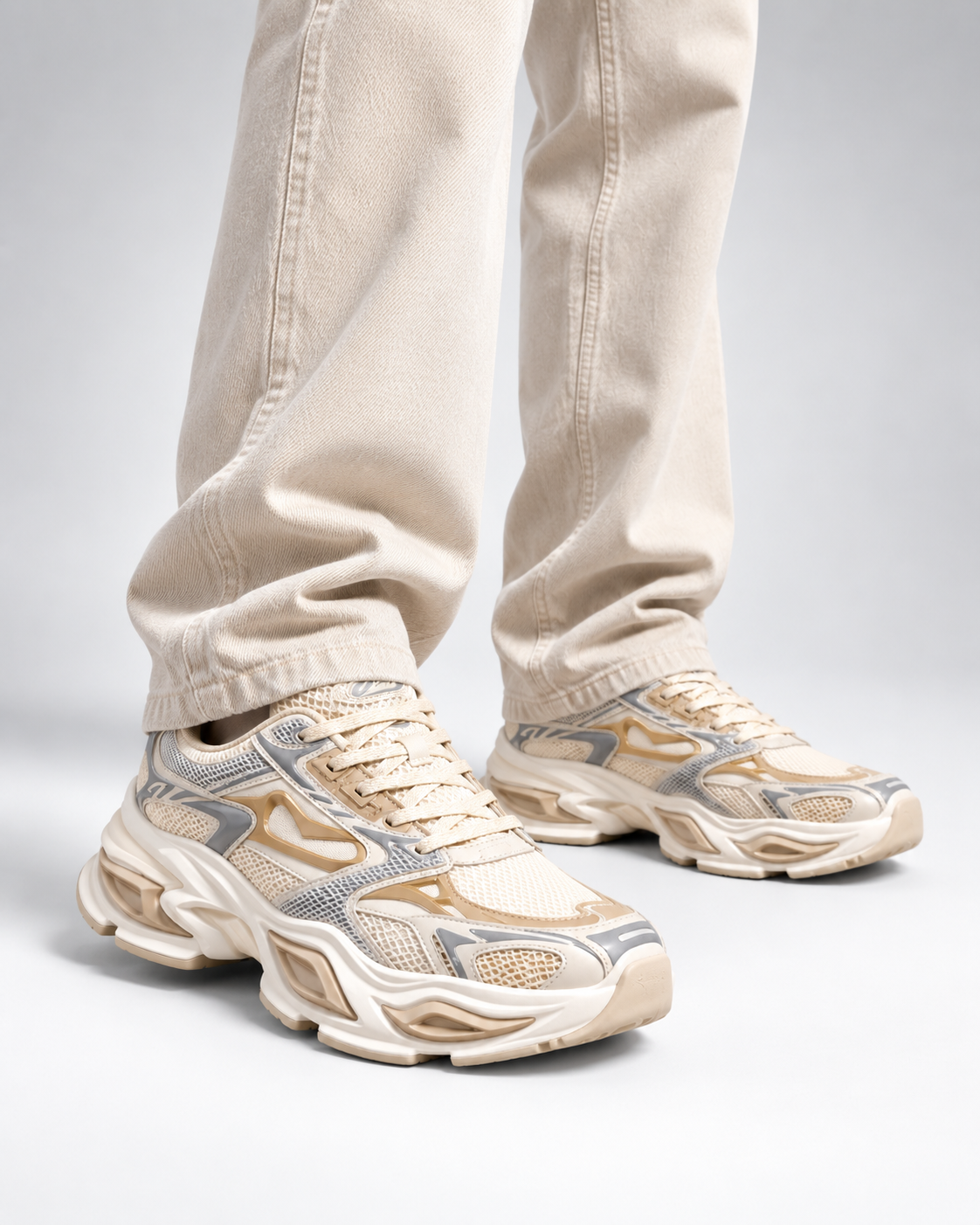 Urban Motion Sneakers beige - modelo vista trasera de rodilla para abajo [vrs-color:beige]