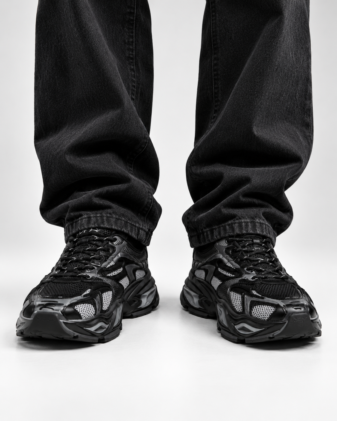 Urban Motion Sneakers negro - modelo frontal de rodilla para abajo [vrs-color:negro]