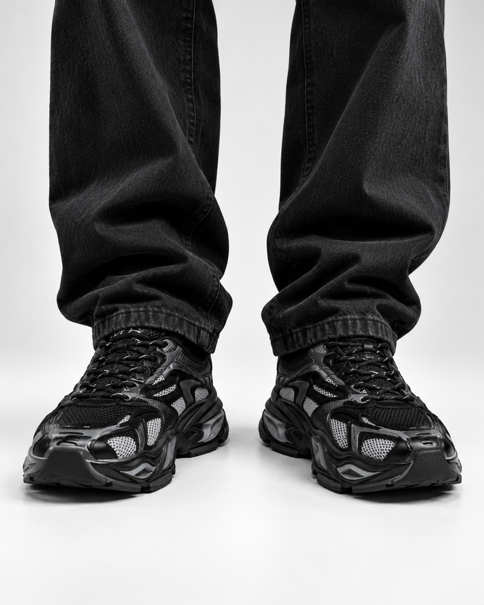 Urban Motion Sneakers negro - modelo frontal de rodilla para abajo [vrs-color:negro]