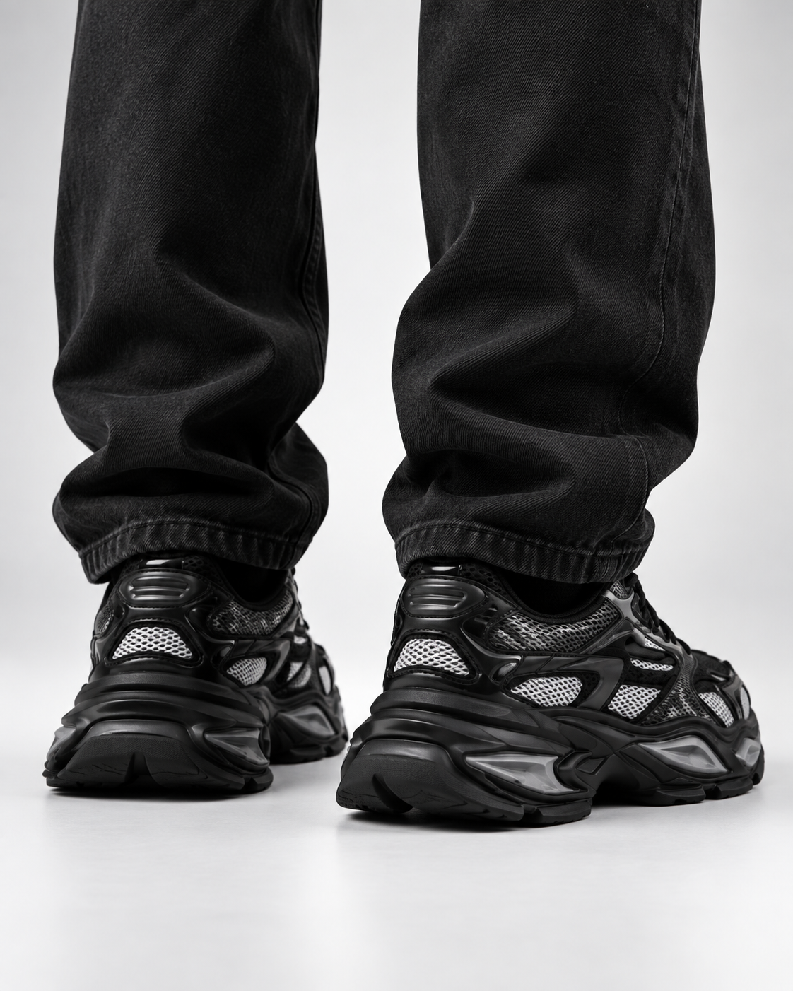 Urban Motion Sneakers negro - modelo vista trasera de rodilla para abajo [vrs-color:negro]